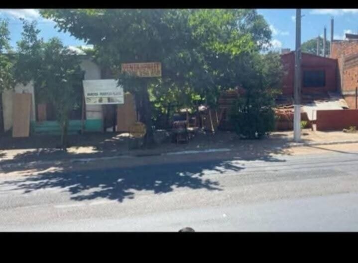 Casa con salon comercial en Ñemby