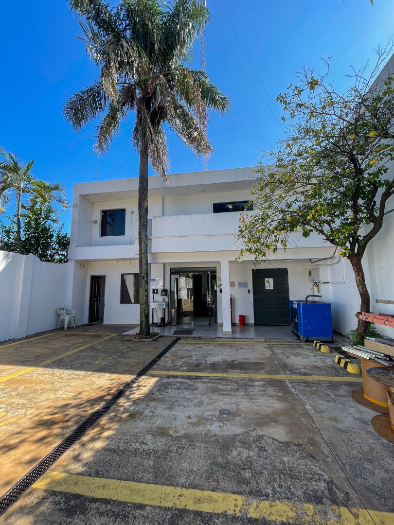 Oficina en los Laureles, a pasos de Casa Rica